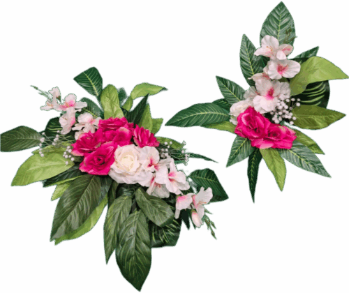 Stroik biało-różowy z różami i pstrą zielenią liści, kompozycja ukośna